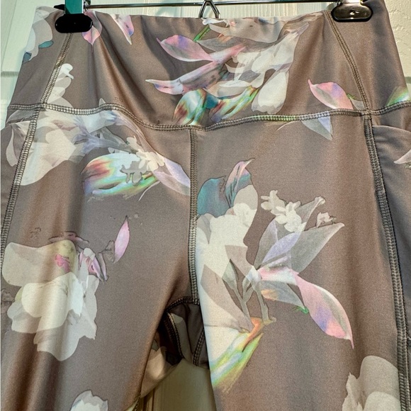 Women’s RBX leggings - beige w/ floral design - thigh pockets - size Large - Picture 8 of 12